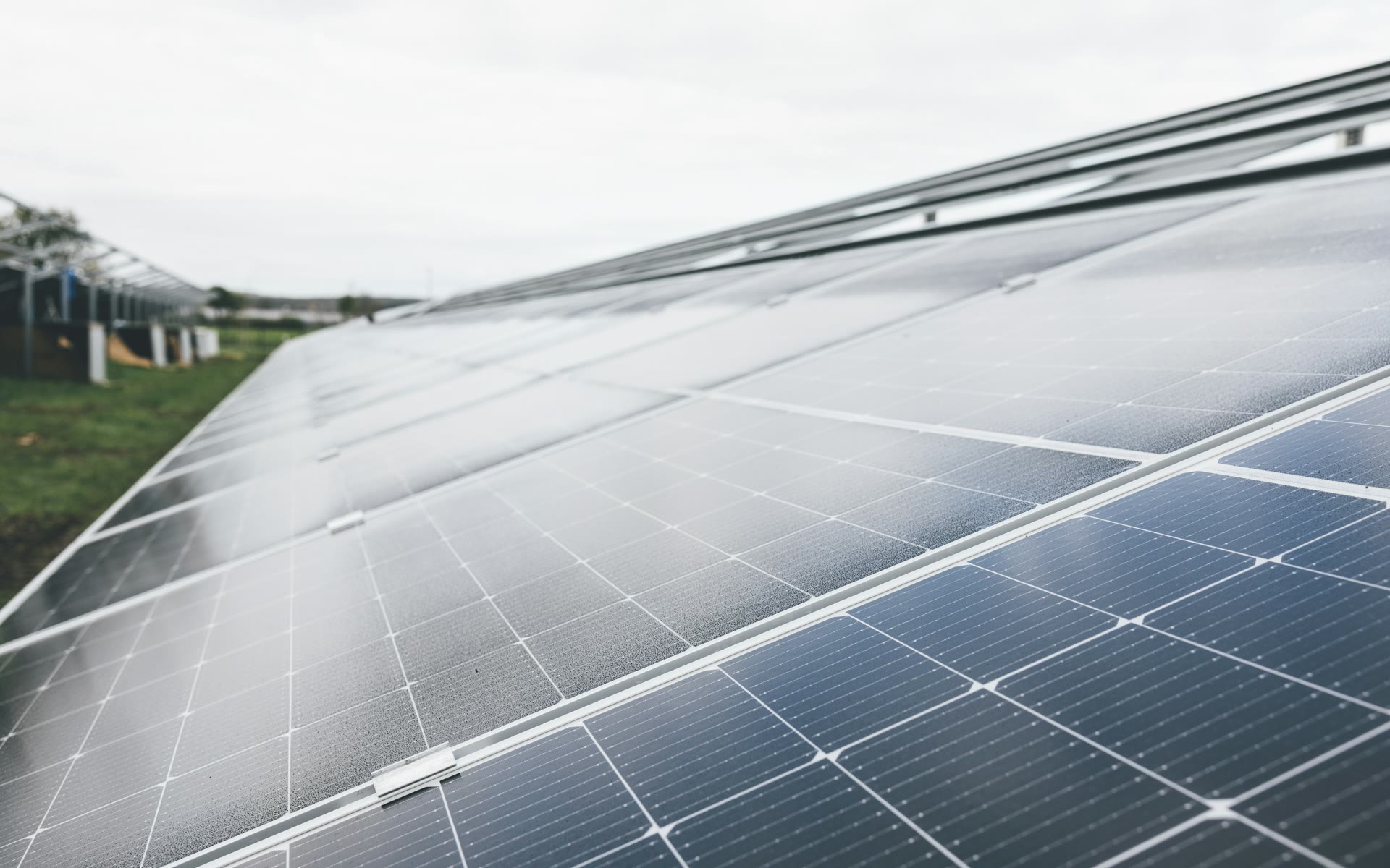 Nahaufnahme von Photovoltaikmodulen auf einer Dachanlage in Mittelfranken.